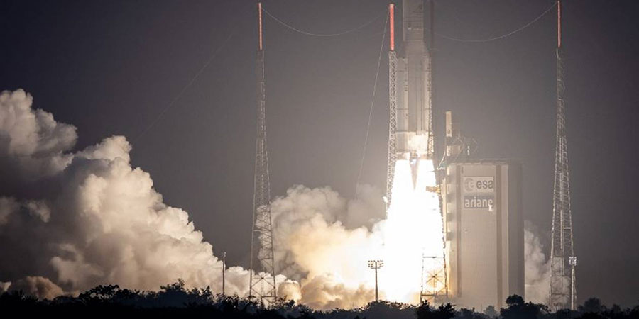 Ariane 5 lifts with two satellites for Asia