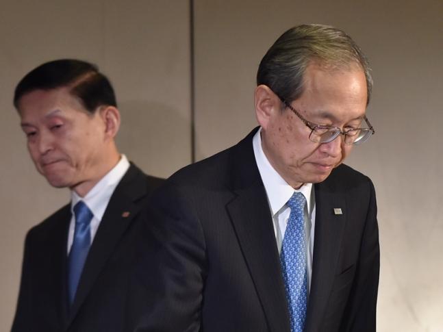 Toshiba Corp. President Satoshi Tsunakawa (R) and Vice President Yasuo Naruke (L) arrive at a press conference to announce the spinning off its micro chip business at the company's headquarters in Tokyo on January 27, 2017. Toshiba said on January 27 it will spin off its memory chip business, following reports that the vast conglomerate is planning to sell a stake in the unit to repair its battered balance sheet. KAZUHIRO NOGI / AFP