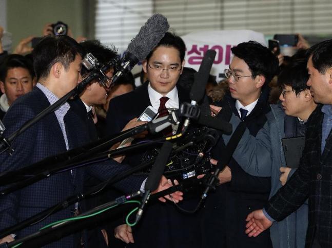 Samsung Electronics Vice Chairman Lee Jae-yong (center) is surrounded by the press
